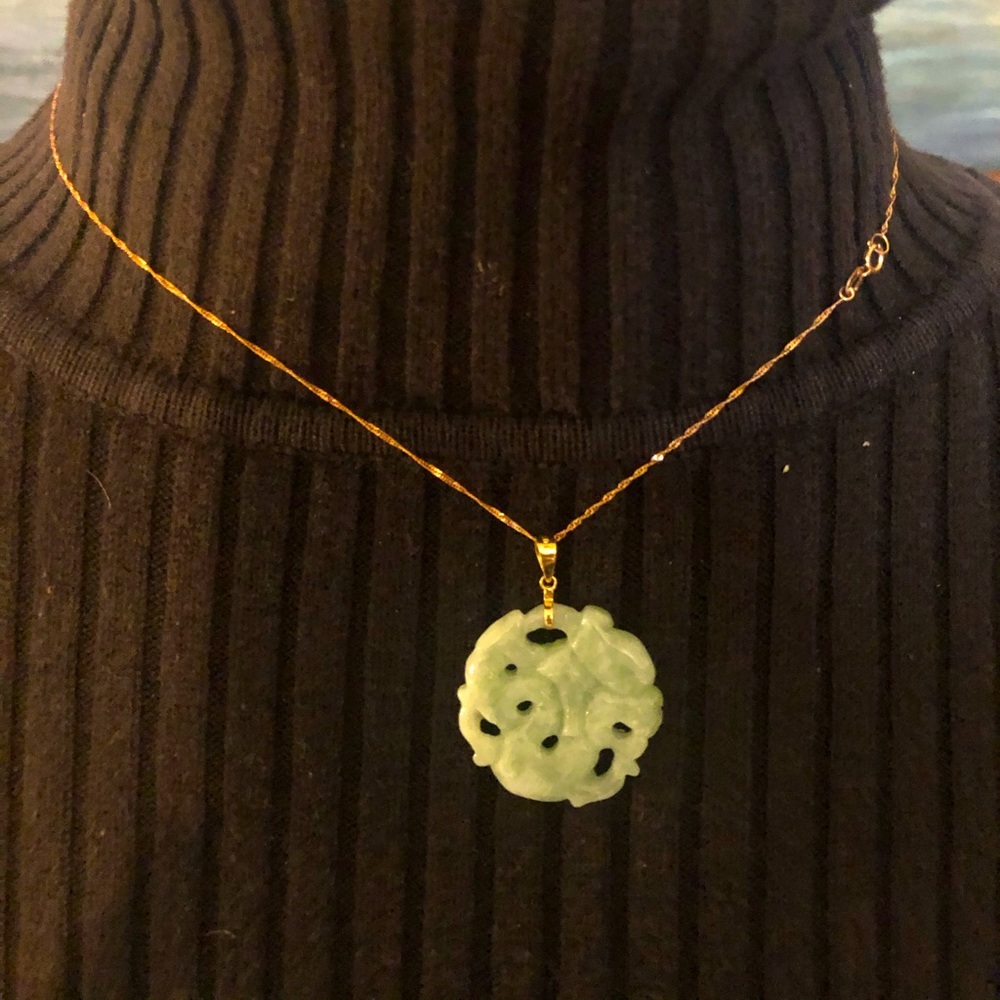 Jade Jadeite carved pendant 1” by 1” on 10 k gold Italian chain - Picture 4 of 9
